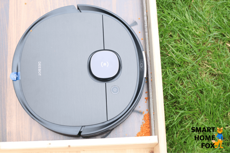 Ecovacs Deebot OZMO T8 AIVI чистит в углу